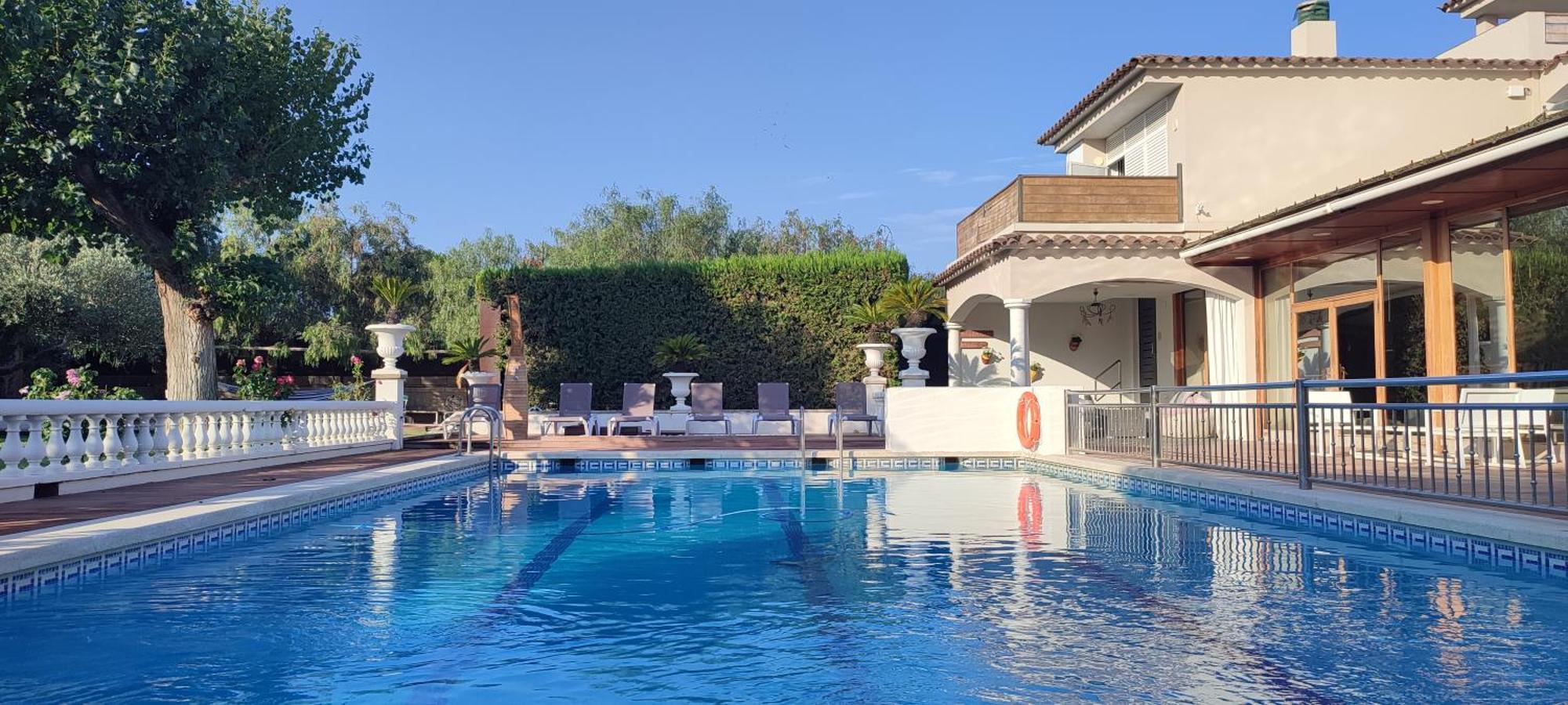 Hotel & Restaurant Figueres Parc 埃尔斯-霍斯塔雷斯 外观 照片