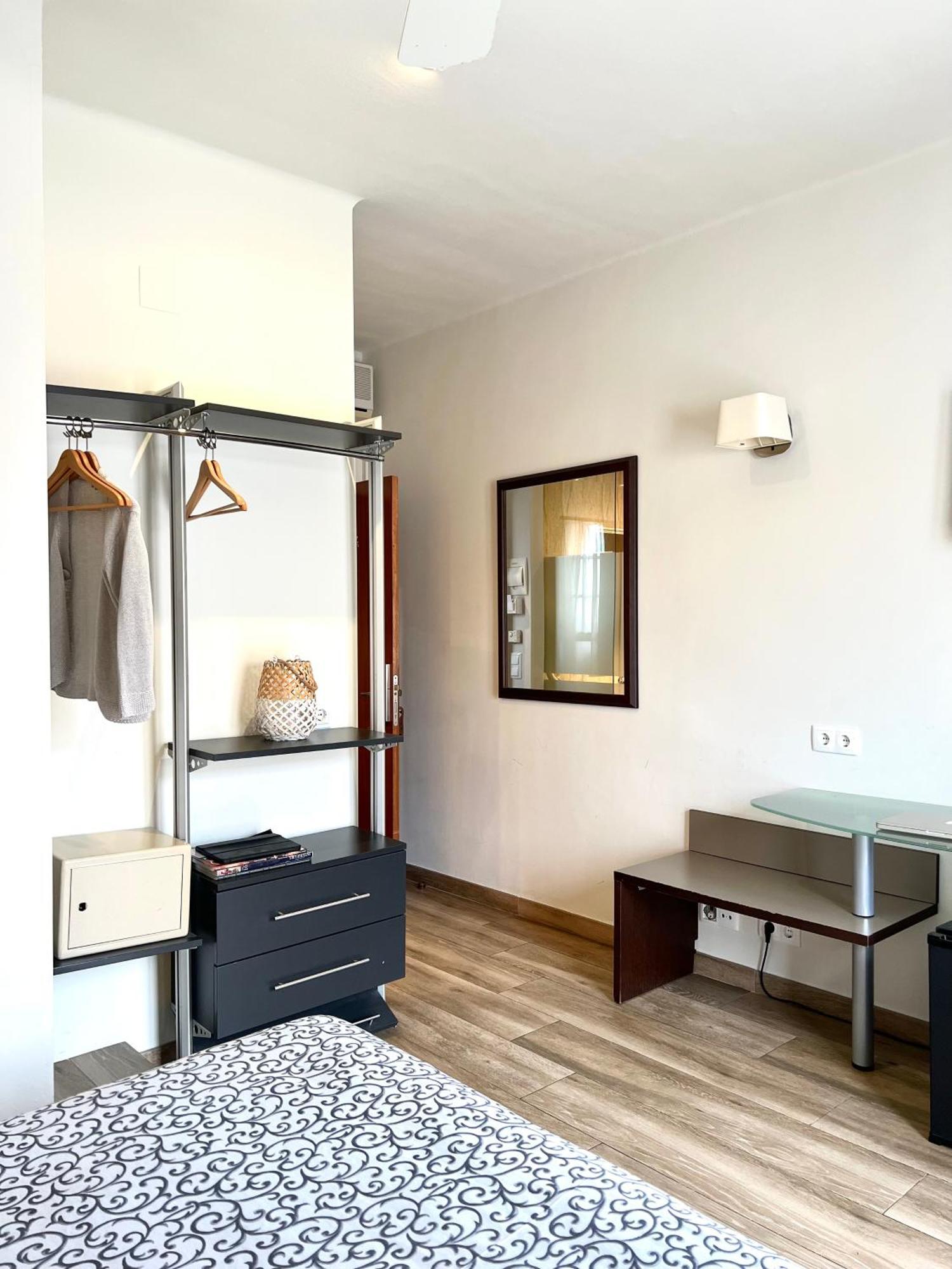 Hotel & Restaurant Figueres Parc 埃尔斯-霍斯塔雷斯 外观 照片