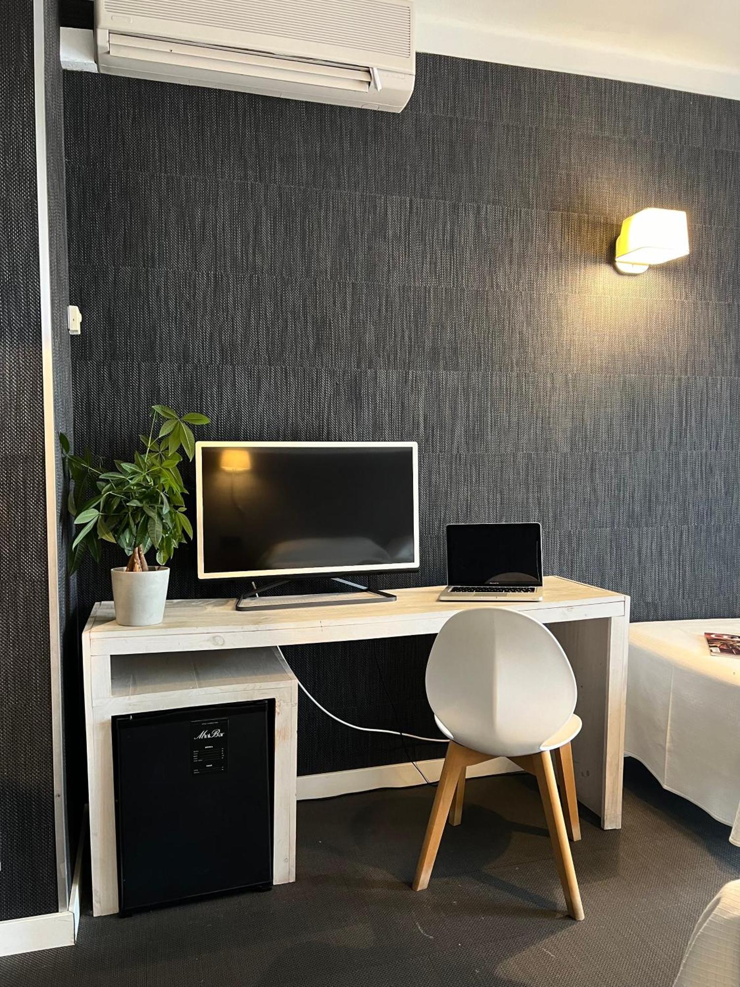 Hotel & Restaurant Figueres Parc 埃尔斯-霍斯塔雷斯 外观 照片