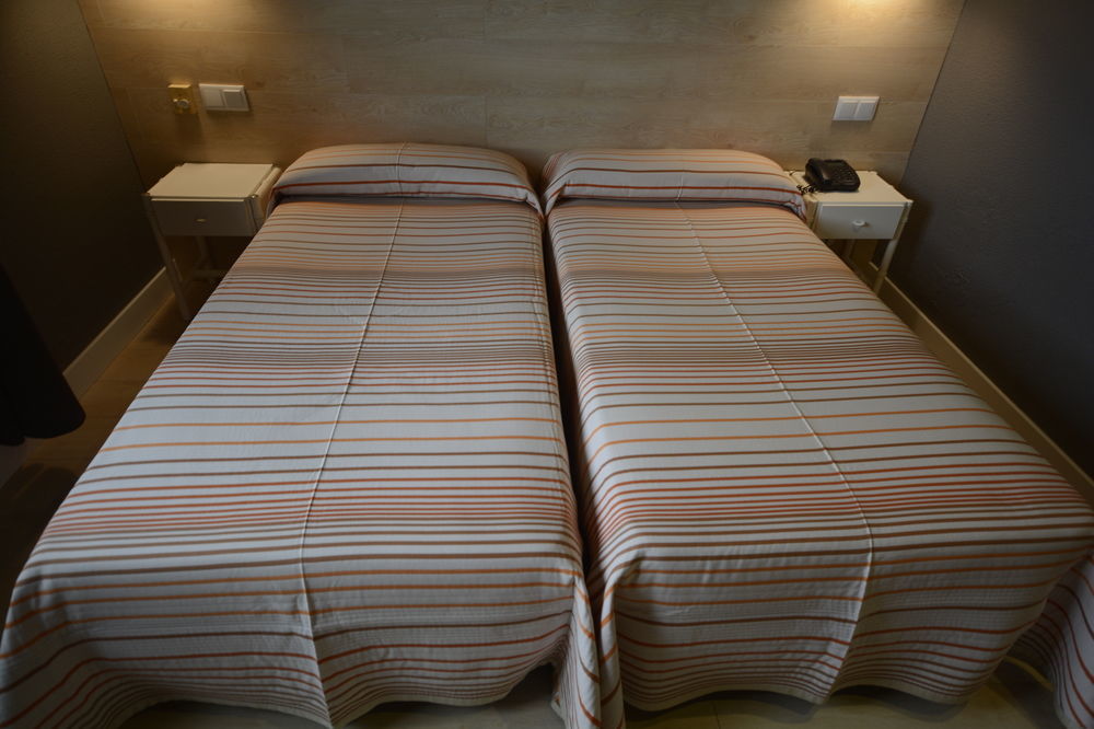 Hotel & Restaurant Figueres Parc 埃尔斯-霍斯塔雷斯 外观 照片
