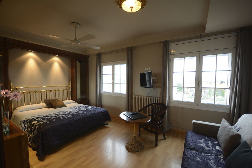 Hotel & Restaurant Figueres Parc 埃尔斯-霍斯塔雷斯 外观 照片