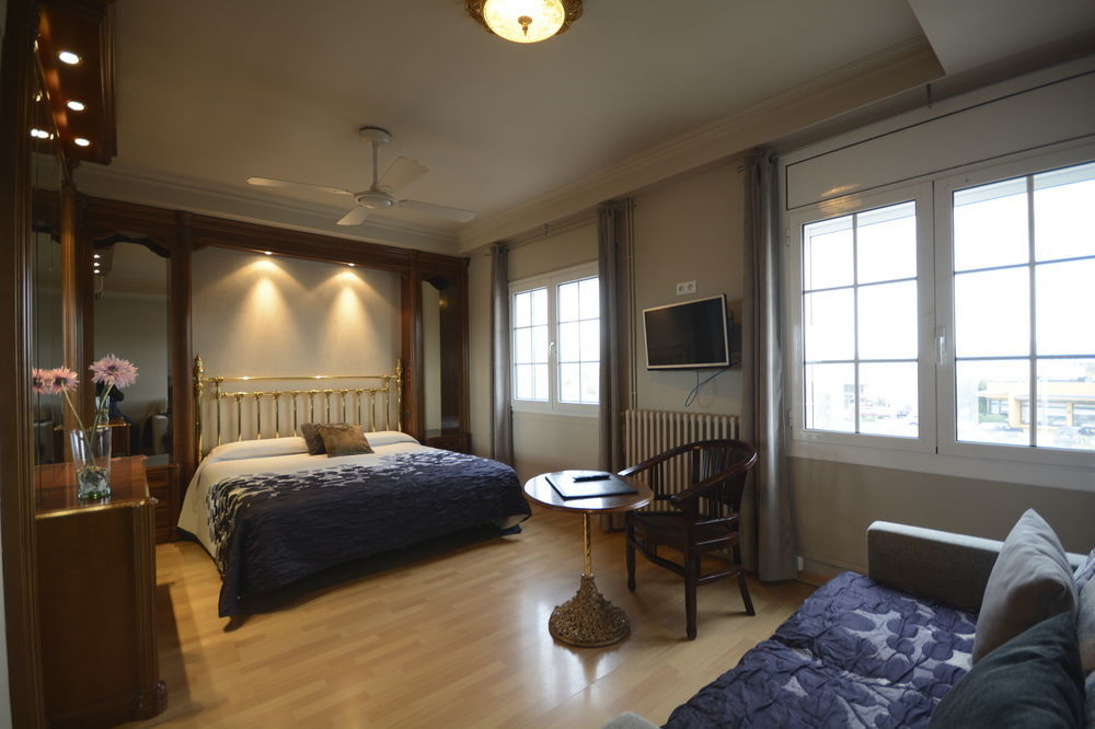 Hotel & Restaurant Figueres Parc 埃尔斯-霍斯塔雷斯 外观 照片