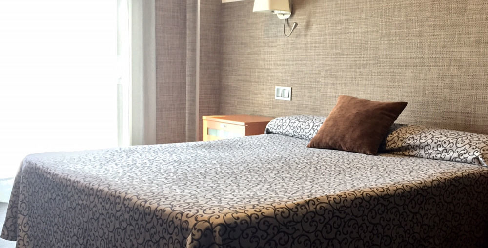Hotel & Restaurant Figueres Parc 埃尔斯-霍斯塔雷斯 外观 照片